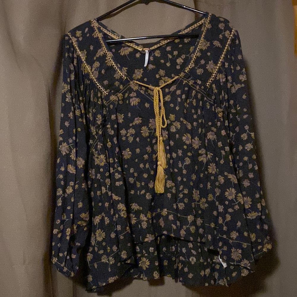 Free people floral boho peasant blouse with fringe tie. Size M